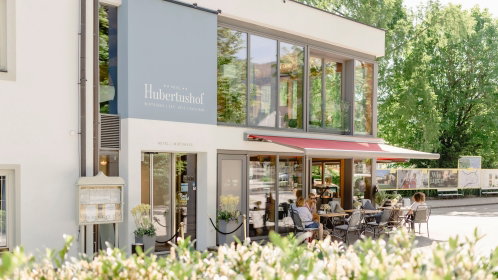 Hotel im Sommer mit gemütlicher Terrasse