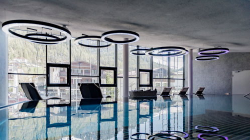 hotel hallenbad mit liegen