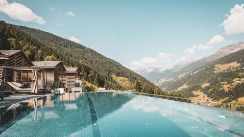 Chalets mit Pool und Panoramaausblick