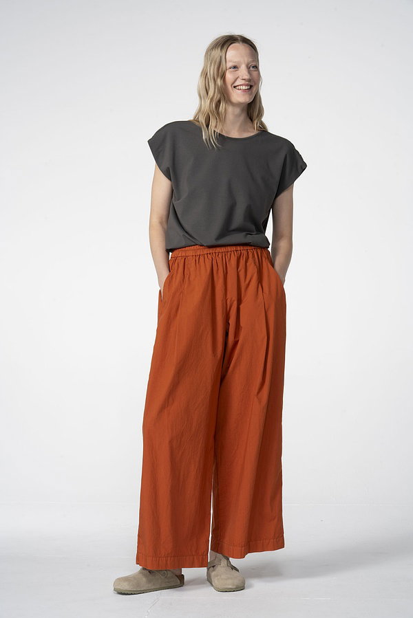 These ankle-length culottes are made from cotton poplin, offering a comfortably cool feel. The fashion-forward design features a particularly wide leg and an elasticated waistband for easy pull-on wear. Angled front pockets and small, flat-stitched pleats enhance the relaxed look. A must-have piece for the summer wardrobe.