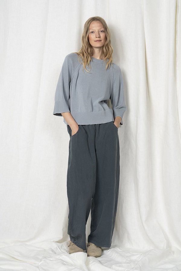 The extra-long, wide-legged culottes emphasize their relaxed style. They feature classic denim pockets, while the elasticated waistband ensures a comfortable fit. This timeless style, crafted from a lightweight lyocell-linen blend, is versatile and an essential summer wardrobe staple.