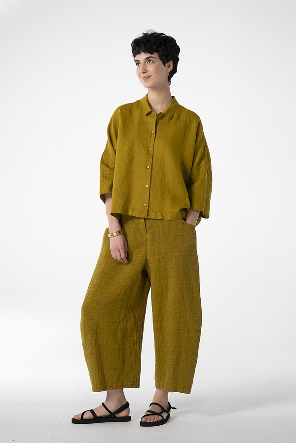 These breathable linen trousers with fine stripes have a dropped crotch and are exceptionally comfortable thanks to the elasticated waistband at the back. They feature a particularly wide, cropped barrel leg with a hem facing. Side pockets and a zip and button fastening at the front complete the look.