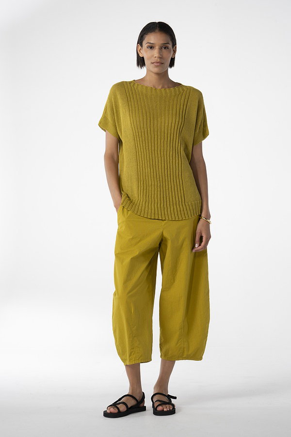 These trousers, made from slightly stretchy cotton poplin, have a rounded barrel leg that reaches approximately to the ankle. Darts at the hem accentuate the signature OSKA silhouette. Slanted side pockets create a minimalist look, while the elasticated waistband at the back ensures comfort. A comfortable pair of trousers for this season and beyond.