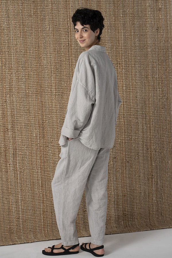 These trousers are crafted from a linen-cotton-lyocell dobby fabric. The relaxed fit through the thighs tapers toward the hem for a flattering silhouette. Side-seam pockets are highlighted with rounded topstitching, while the front zip and back yoke add a sporty touch to this timeless piece. An elasticated waistband at the back ensures exceptional everyday comfort.