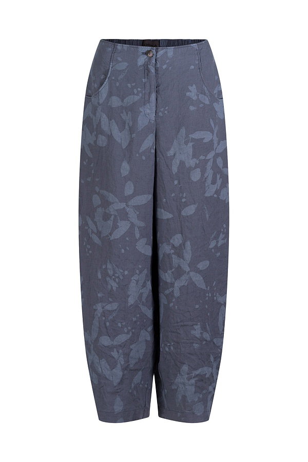 These trousers are made from pure, breathable hemp and feature a tasteful chalk print. The comfortable style has a relaxed fit through the thighs and tapers towards the hem. Rounded pockets and a front zip fastening give these timeless trousers a casual look. The elasticated waistband at the back ensures exceptional comfort for everyday wear. Roll up the hem for a modern style.