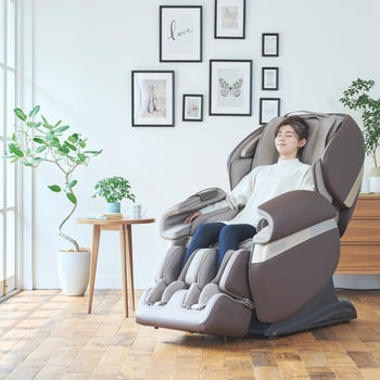Fujiiryoki Calm Plus 4D SL Track Massage Chair with Touchscreen Remote