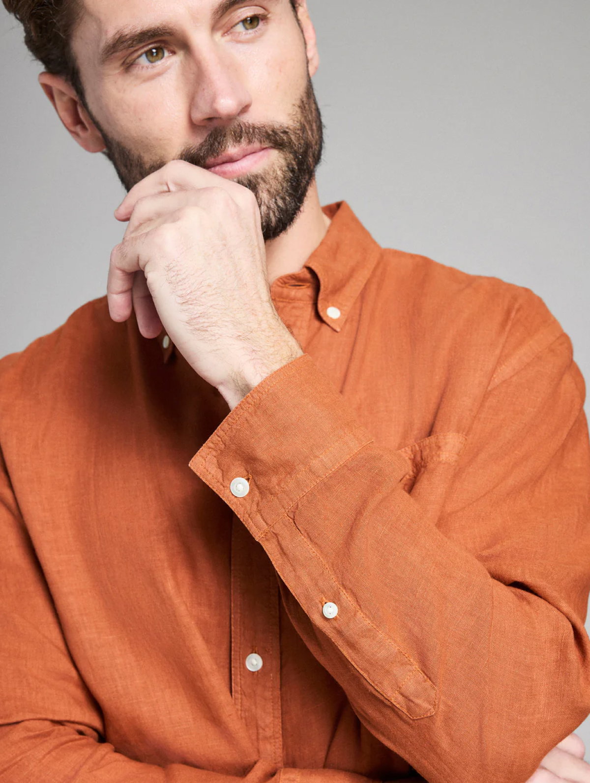 Model wears Billy Reid linen pieces.