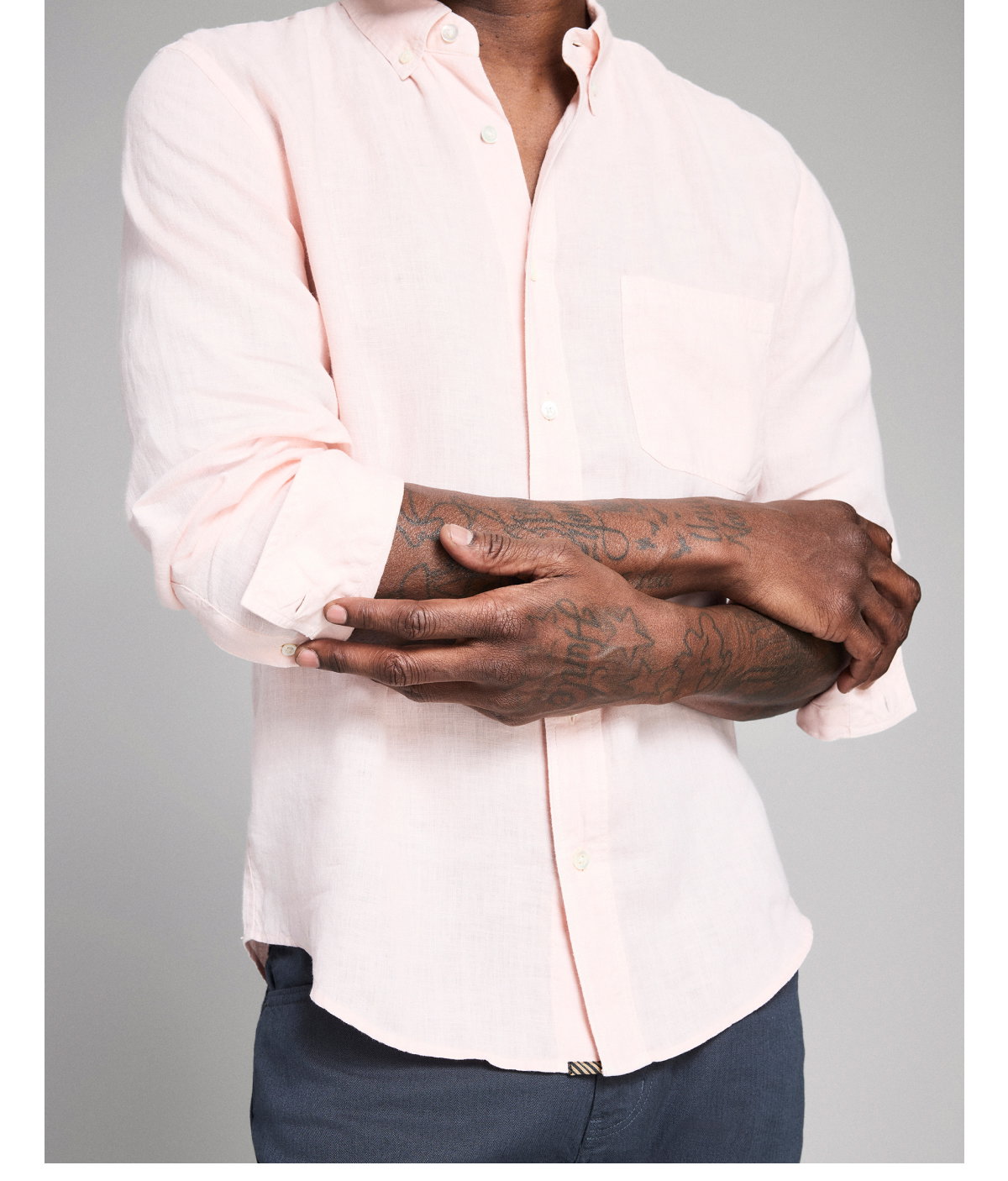 Model wears a Billy Reid linen shirt in blush.