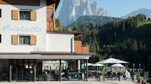 Hotel Außenansicht mit Blick auf die Berge