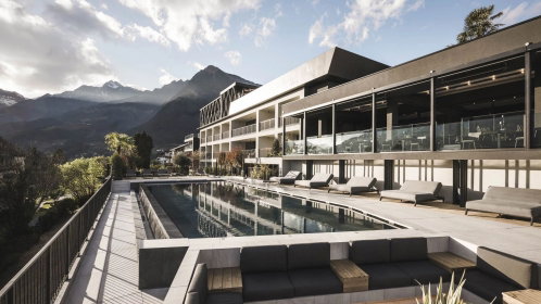 Hotel außenpool mit blicke auf die berge