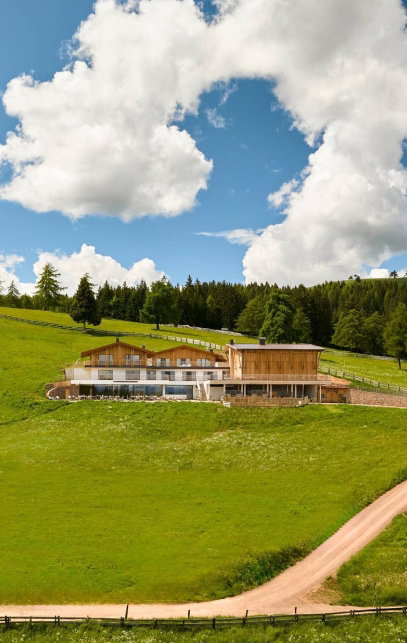 Hotel Außenansicht mitten im Grünen
