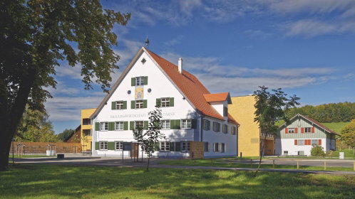 Hotel Außenansicht mitten im Grünen
