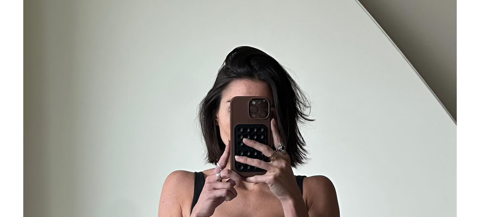 A women wear black subset bikini and taking picture of herself 