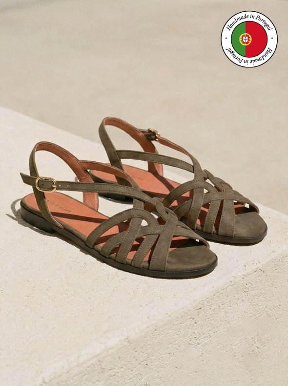 Sandales plates brides cuir daim kaki