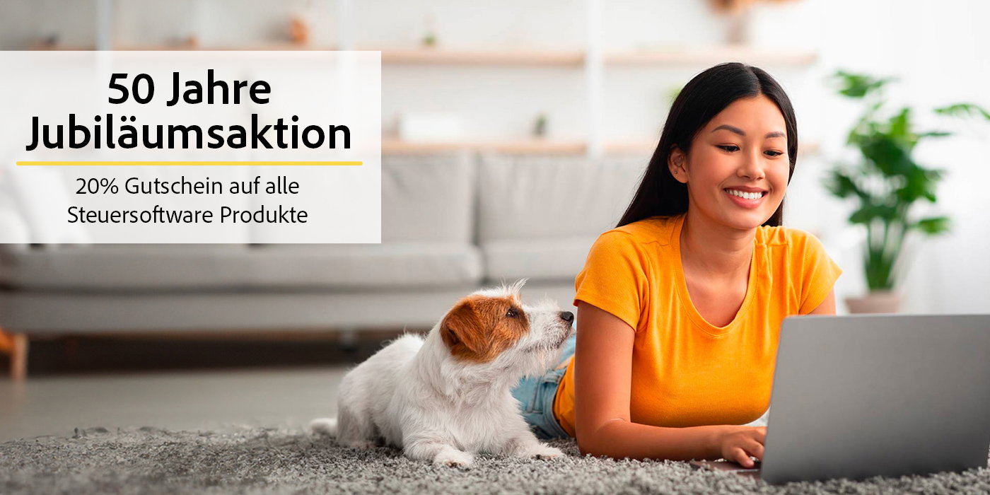 Frau mit Laptop und Hund im Wohnzimmer