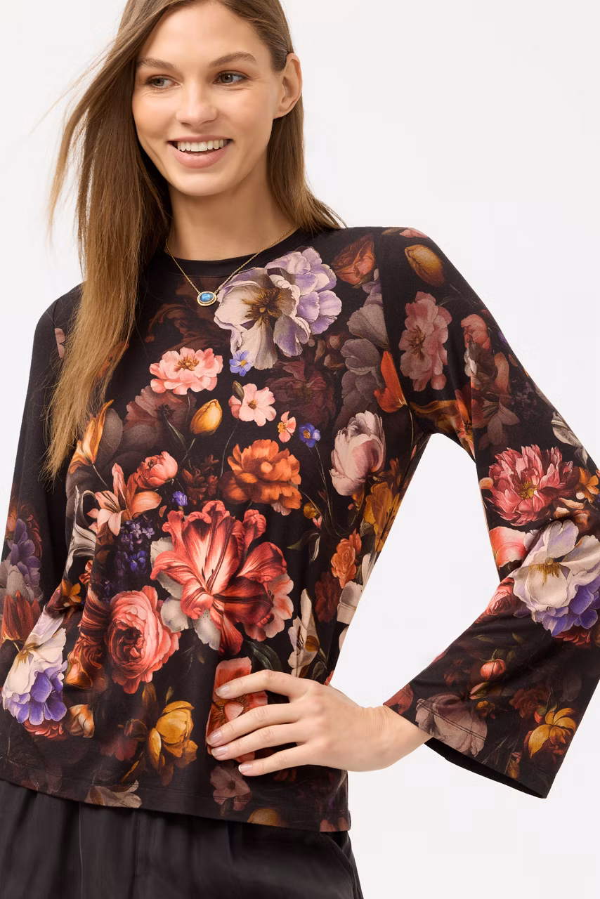 THE JANIE FAVORITE FLARE SLEEVE CREW NECK
