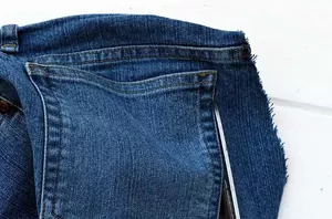 The cutest DIY of the week starts with cutting the pockets off an old pair of jeans (kitchen idea!)
