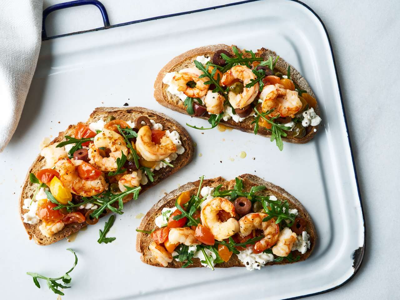 Garnelen-Crostini mit Hüttenkäse und Mittelmeergemüse