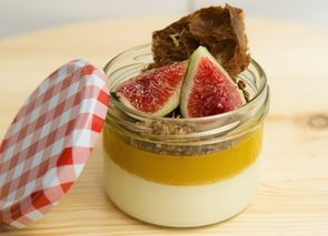 Pastel de queso de cabra, gelatina de mango, higos y granola