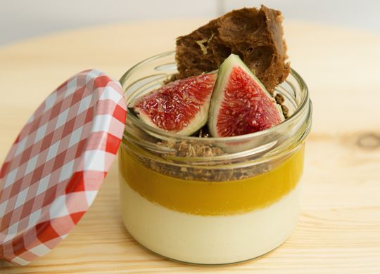 Pastel de queso de cabra, gelatina de mango, higos y granola