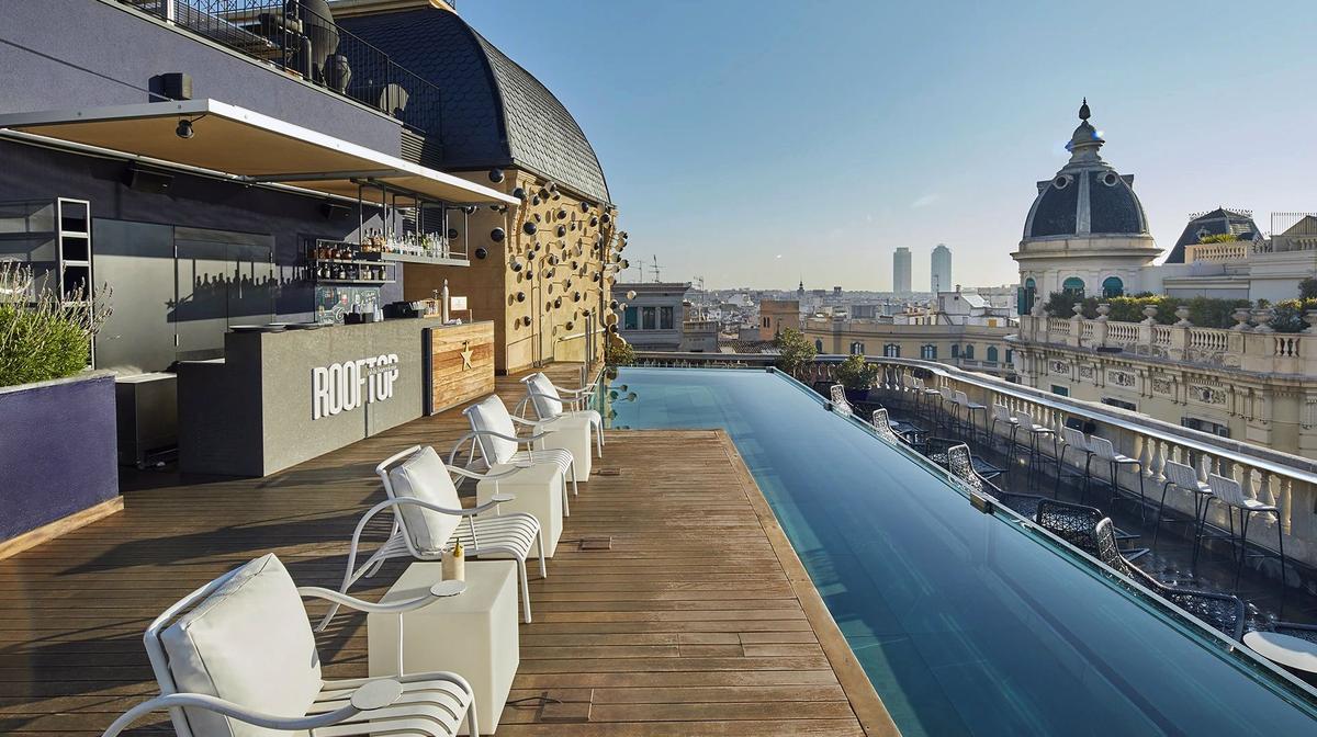 Barcelona Art-Inspired Luxury with Daily Breakfast, Rooftop Pool & MICHELIN-Starred Restaurant 