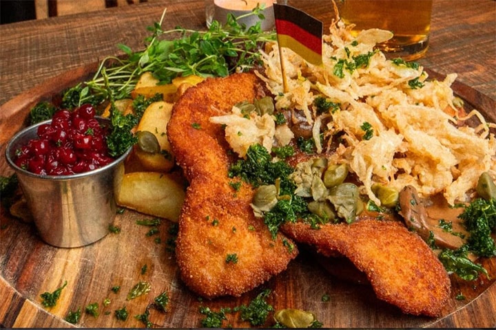 Valfri schnitzel hos German Beer Hall Gallerian