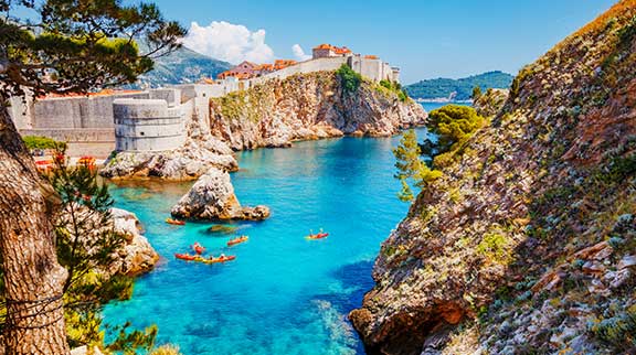 Blick auf Dubrovnik mit Steinküsten.