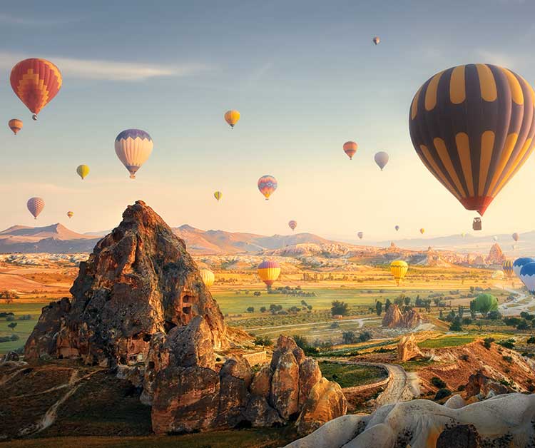 Heißluftballons und die Tuffsteinlandschaft Kappadokiens.