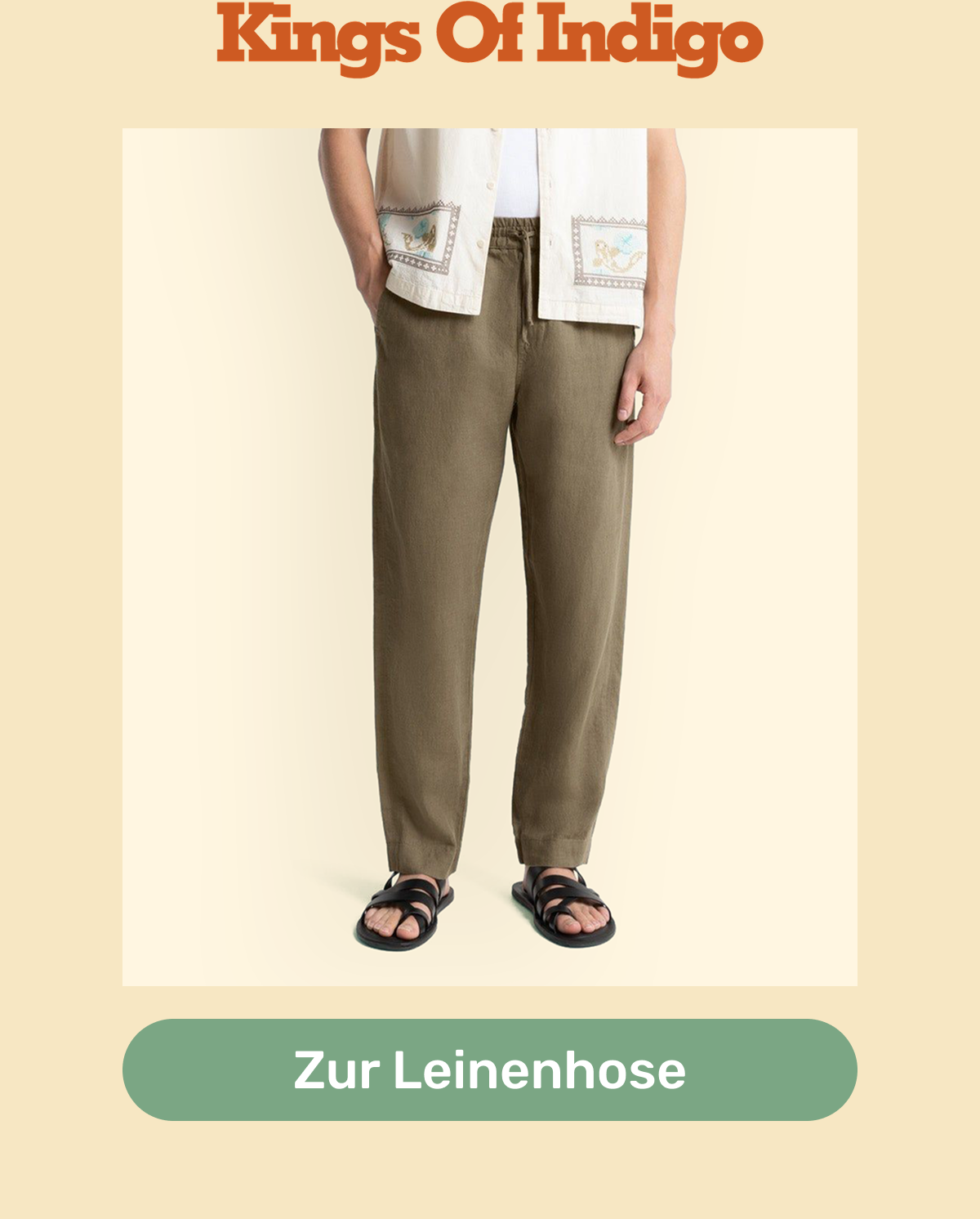 Marke: Kings of Indigo. Männlich gelesenes Model trägt braune Leinenhose. Button: Zur Leinenhose.