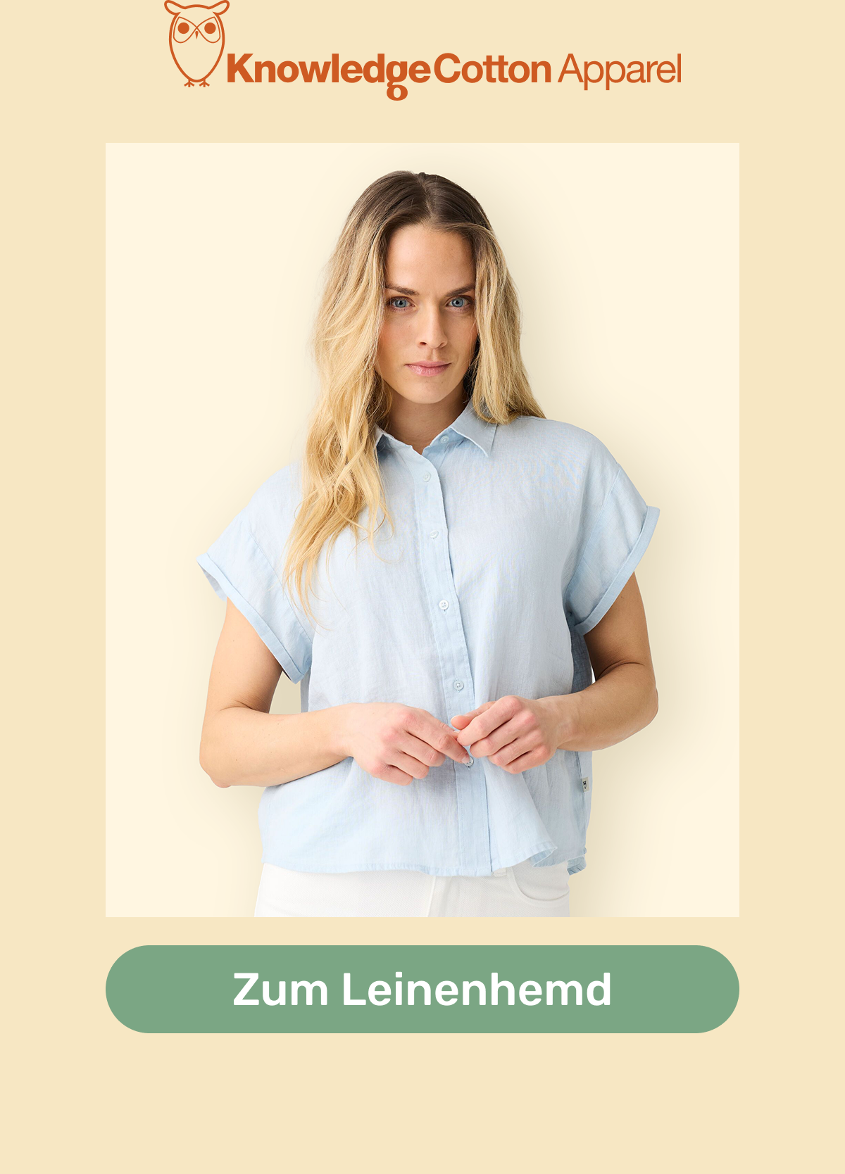 Marke: Knowledge Cotton Apparel. Weiblich gelesenes Model trägt hellblaue Leinenbluse. Button: Zur Leinenbluse.