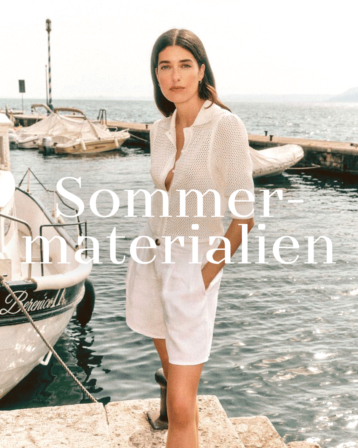 Sommermaterialien. Wechselnde Ansicht von Models weiblichem Model in weißer Hose und Hemd, einem Hamamtuch, Leinenbettwäsche und einem Mann im grünen Musselinhemd. Button: Jetzt entdecken.