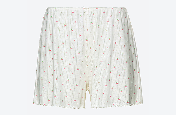 Weiße Nachwäsche-Shorts mit Kirschmotiv. Produktansicht.