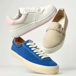 Drei schwebende Schuhe: ein weißer und rosa Sneaker, ein beiger Slipper mit geflochtenen Details, und ein blauer Schnürsneaker mit cremefarbener Sohle, auf hellem Hintergrund.