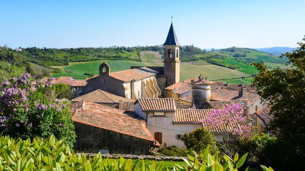 Capitale de l’ail rose et fief des Toulouse-Lautrec, ce village millénaire du Tarn est l’un des "Plus beaux de France"