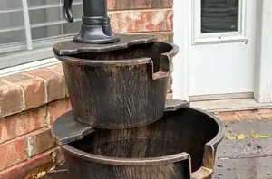 The almost magical way she made this ugly fountain look way more expensive