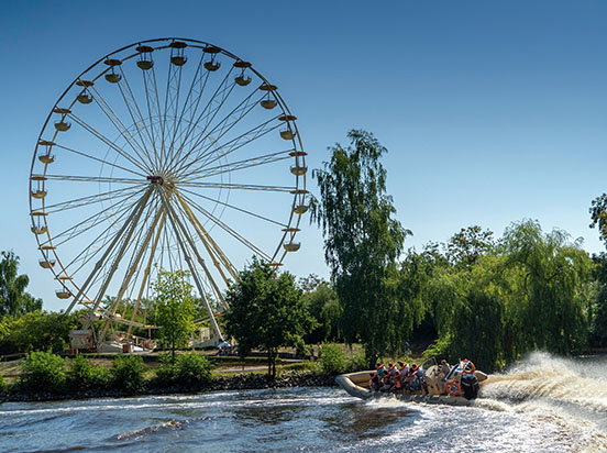 Ein Riesenrad ist abgebildet.