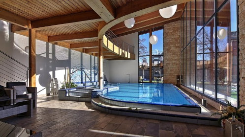 Hotel wellnessbereich mit indoorpool