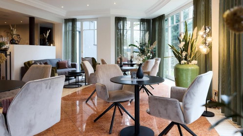 Hotel Lounge mit gemütlicher Sitzgelegenheit