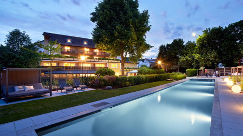 Hotel Außenansicht mit Pool abends