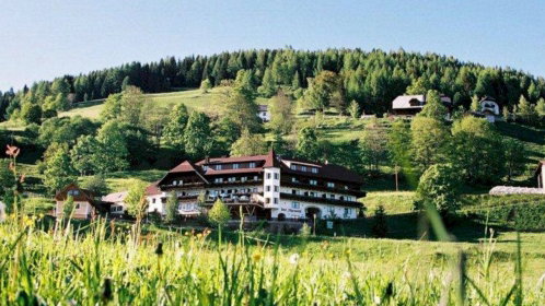 Hotel Außenansicht mitten im grünen