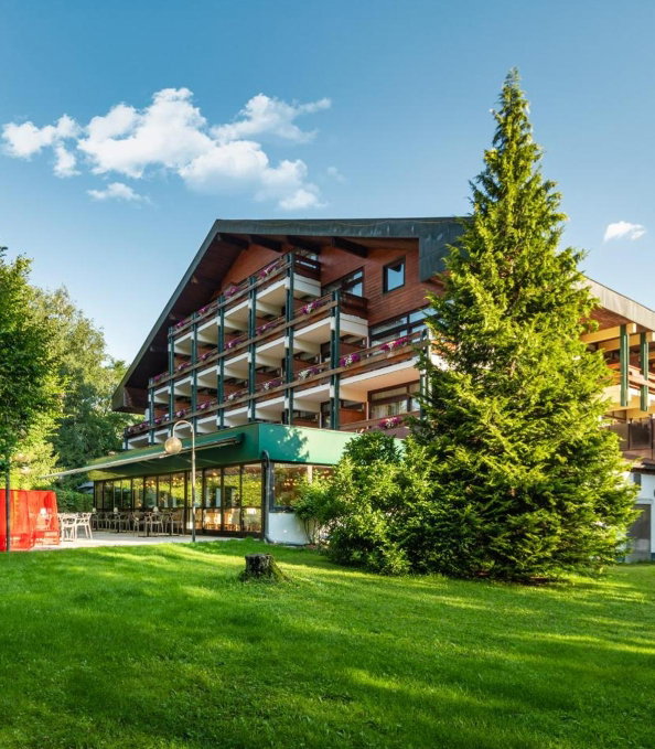 Hotel Außenansicht mitten im Grünen