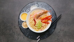Блюда и напитки в тайском ресторане Baan Thai 