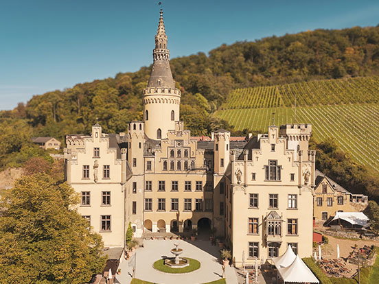Ein Schloss ist abgebildet.