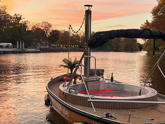 Ein Boot mit einem Whirlpool ausgestattet fährt auf dem Wasser.