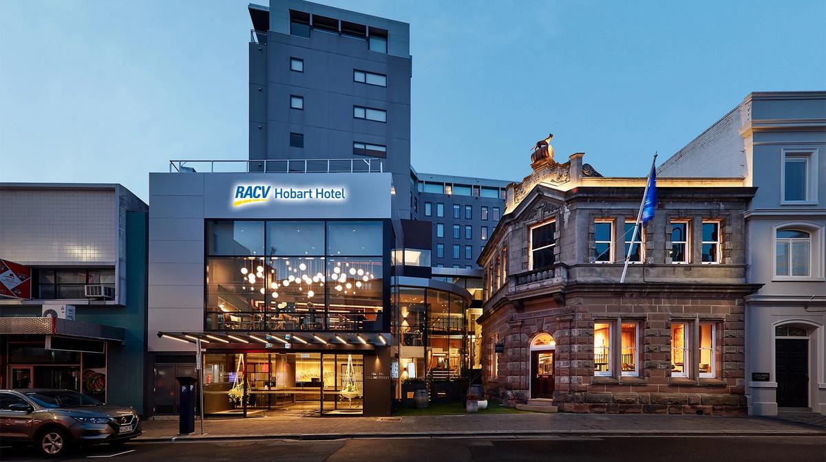 Back by Popular Demand: Hobart Retreat near Salamanca Market with Daily Breakfast, Nightly Drinks