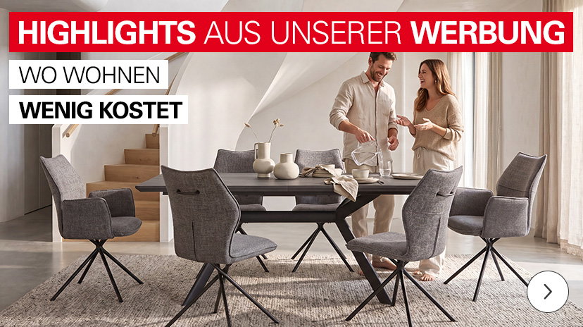 Ein modern eingerichtetes Esszimmer mit einem rechteckigen Tisch in dunkler Holzoptik und sechs gepolsterten Stühlen mit Armlehnen und drehbaren Metallfüßen. Zwei Personen stehen am Tisch, eine Person schenkt ein Getränk ein. Im Hintergrund sind eine weiße Treppe und eine helle Wand. Im oberen Bereich befindet sich ein rotes Textfeld mit weißer Schrift: ‘HIGHLIGHTS AUS UNSERER WERBUNG‘ und ‘WO WOHNEN WENIG KOSTET‘.
