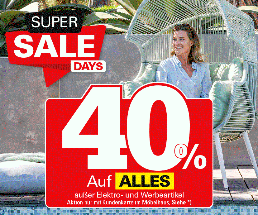 Aktionsgrafik: Eine Frau mit hellblondem, schulterlangem Haar sitzt entspannt in einem modernen, weißen Loungesessel mit auffälligem, geflochtenem Design am Rand eines Pools. Sie trägt eine hellblaue Bluse. Im Vordergrund dominiert ein großes, rot-weißes Werbeschild mit gelber Akzentfarbe. Darauf steht in großen Ziffern und Buchstaben: '40 % Auf ALLES außer Elektro- und Werbeartikel. Aktion nur mit Kundenkarte im Möbelhaus, Siehe *'. Darüber befindet sich ein schwarzes und rotes Feld mit weißer Schrift: 'SUPER SALE DAYS'. 