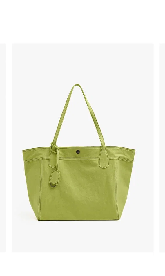 Canvas shopper bag with pendant