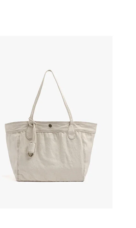 Canvas shopper bag with pendant