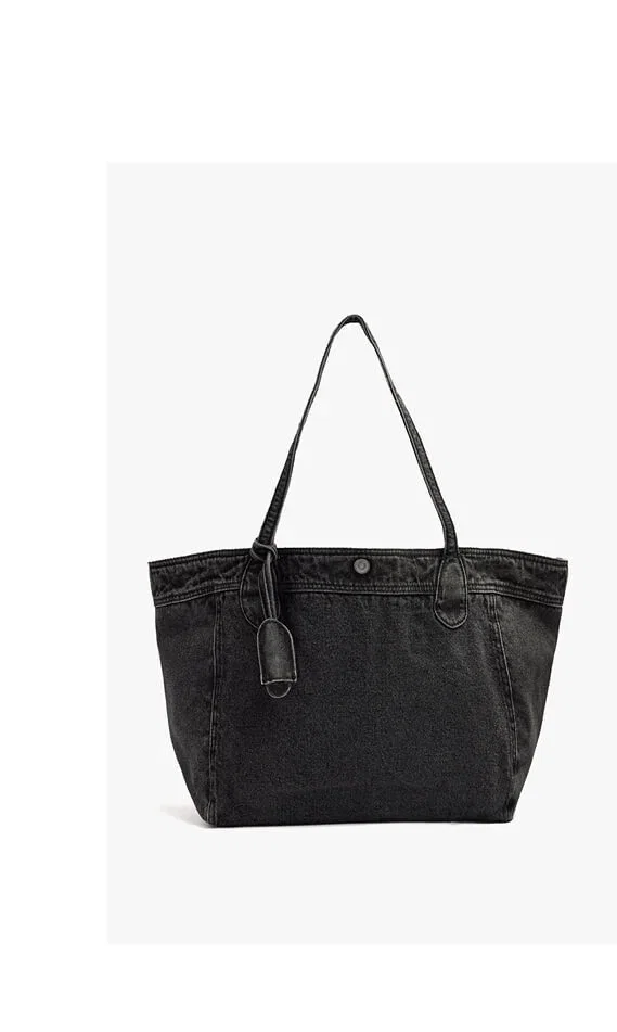 Canvas shopper bag with pendant